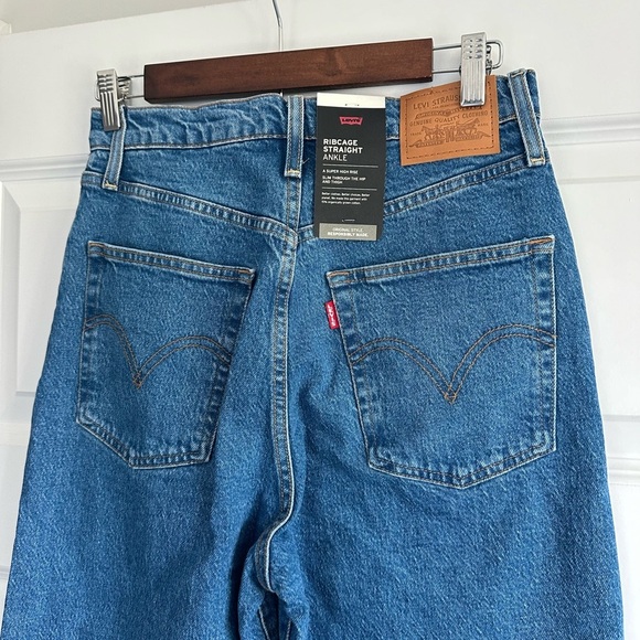 Levi's Women's Ribcage Straight Ankle Jeans - Picture 8 of 10